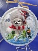 Bombka Z  ręcznie wykonanym Maltańczykiem w szaliku  I czapce Mikołaja 