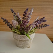 Kwiat sztuczny w pięknej donicy