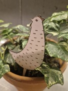 Drewniana kurka dekoracyjna na piku biała 