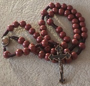 Piękny drewniany Różaniec z drewna różanego z Watykanu Pamiątka dla babci. 