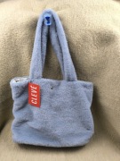 Jasnoszara średnia torebka na ramię z futerka cleve