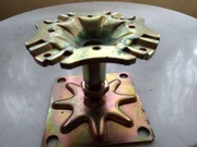 Regulowana podpora do słupów tarasowych