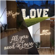Wynajem białego drewnianego napisu Love hit wesele