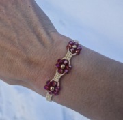 Bransoletka makrama z kwiatkiem ze szklanych koralików 