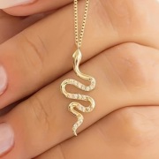 Złoty damski naszyjnik w kształcie węża