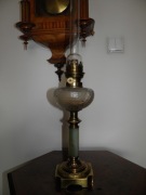 Stara, kolumnowa lampa naftowa