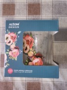 Kubek szklany z dekoracją.