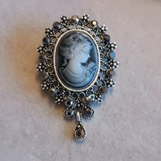 Piękna nowa broszka , Wiktoriańska Kamea wysadzana  czarnymi diamencikami 