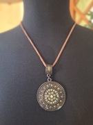 Naszyjnik na rzemyku brąz/zawieszka 