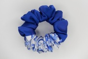 gumka do włosów scrunchie MIDI satynowa frotka chabrowa w kwiaty granatowa