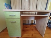 Zielone drewniane biurko 