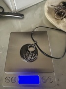 Wisiorek pająk z czarnej ceramiki Apart