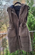Kamizelka dłuższą z kapturem i dużymi kieszeniami