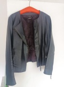 Marynarka skórzana z baskinką zapinana asymetrycznie na zamek błyskawiczny 