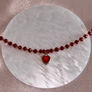 Bransoletka z czerwonych koralików z serduszkiem