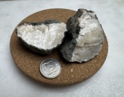 Biały kalcyt w skale – do biżuterii i rękodzieła | 115 g | Czechy | GRATIS