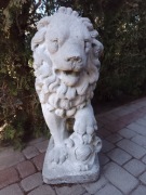 Figurka lwa wykonana z betonu, o wysokości 70 cm do ogrodu