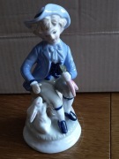 Chłopiec z królikiem marchewki figurka ceramiczna
