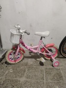 Rowerek dla dziewczynki różowy koła 12,5" koszyk białe opony, boczne kółka 