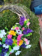 Wianek na drzwi cmentarz z kolorowych kwiatów sztucznych 