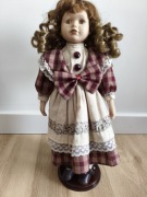 Dziewczynka porcelanowa ceramiczna lalka kolekcjonerska 40 cm na stojaku