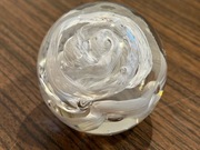 Śliczna szklana kula ozdoba przycisk do papieru 