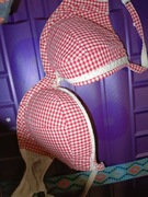 Boux Avenue: biustonosz w czerwono białą kratkę 70F 