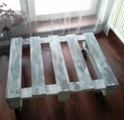 Stolik z palety na kółkach