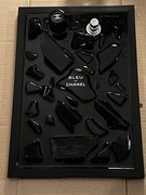 Obraz z żywicy – Bleu de Chanel | unikatowa sztuka z rozbitych perfum