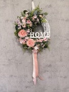 Przecudny wianek z napisem „Home”