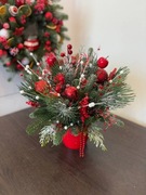 Świąteczna zimowa dekoracja w czerwonej doniczce, stroik świąteczny 