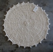 Kremowy okrągły dywanik - rękodzieło.