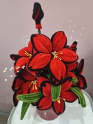 Kwiaty w ceramicznej doniczce. Prezent. Urodziny. Rękodzieło 