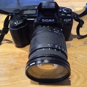 SIGMA SA-300 z obiektywem SIGMA 28-200 AF 1:3.8-5.6 plus filtr