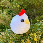 Kura na szydełku, maskotka, pluszak.