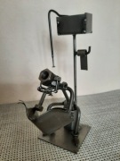 RZEŹBA Z METALU - LUDZIK NA WC CZYTAJĄCY GAZETĘ