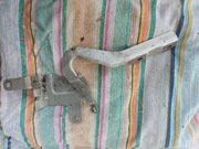 Zawias lewy maski  silnika Clio IV 2013 2014 