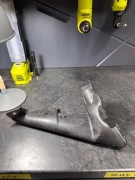 Wlot kanał lewy Aston Martin Vantage 2019 AM6 KY63 F01991 AB