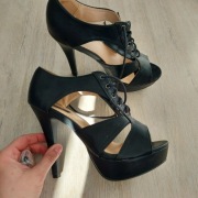 Wysokie wiązane szpilki 39