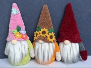 Wiosenny gnom skrzat na szydełku