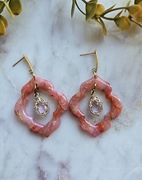 Marmurkowe kolczyki z gliny polimerowej w kształcie ornamentu