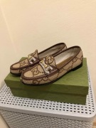 BUTY TYPU LOAFERS Z MONOGRAMEM, BEŻOWO-BRĄZOWE, GUCCI 