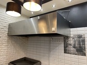 Okap ze silnikiem i lodówka robocza