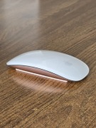 Apple Magic Mouse (Model A1657), kolor różowy – stan bardzo dobry