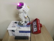 Projektor gwiazd LED  360° kosmonaut NEBULA PISTOLET NA PIENIADZE