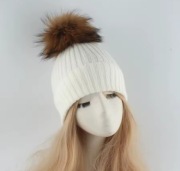 Biała czapka jenot naturalny 