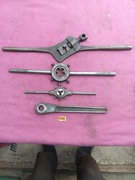 224. Narzynki z oprawką R1/2", W1/4", pokrętka, klucz do kwadratów