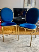 Dwa Welurowe krzesła z metalowymi nogami