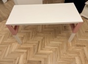 Biurko z białym blatem i różowymi akcentami