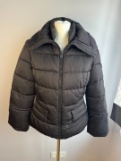 NOWA czarna bardzo ciepła krótka taliowana kurtka GUESS XL 44